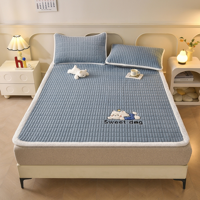 91家纺网 家纺一手货源 找家纺 悠米悠家 2025新款牛奶绒夹棉加厚床褥-小狗 小熊系列 小狗-蓝色