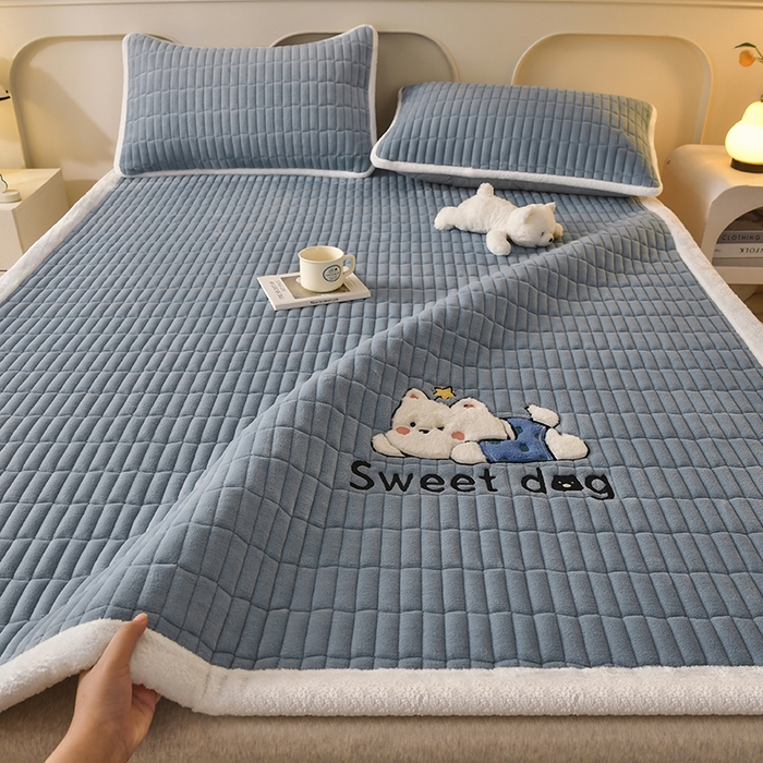 91家纺网 家纺一手货源 找家纺 悠米悠家 2025新款牛奶绒夹棉加厚床褥-小狗 小熊系列 小狗-蓝色
