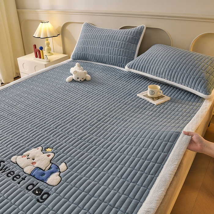91家纺网 家纺一手货源 找家纺 悠米悠家 2025新款牛奶绒夹棉加厚床褥-小狗 小熊系列 小狗-蓝色