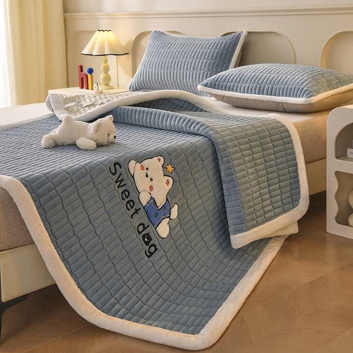 91家纺网 家纺一手货源 找家纺 悠米悠家 2025新款牛奶绒夹棉加厚床褥-小狗 小熊系列 小狗-蓝色