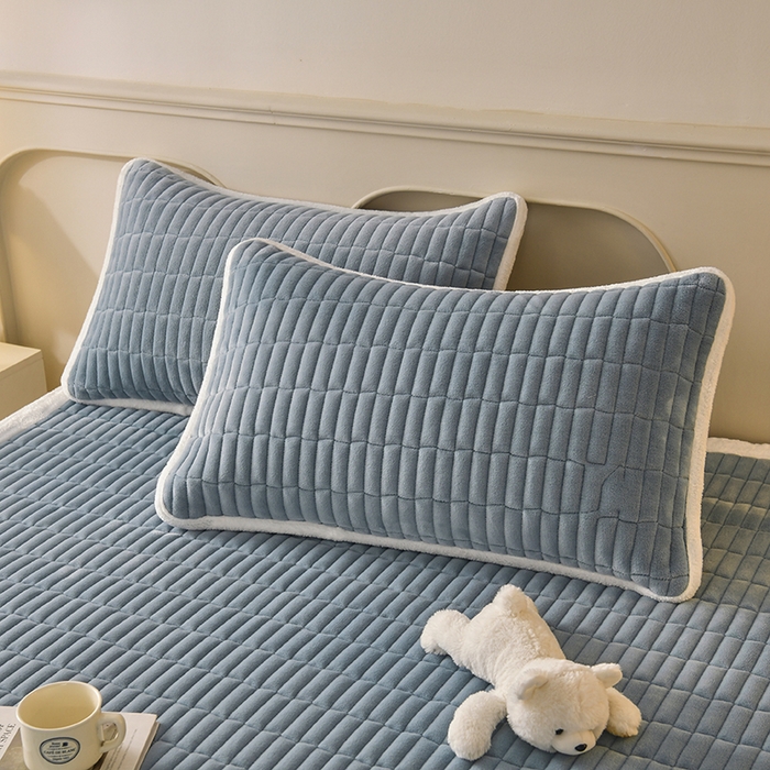 91家纺网 家纺一手货源 找家纺 悠米悠家 2025新款牛奶绒夹棉加厚床褥-小狗 小熊系列 小狗-蓝色