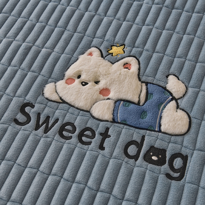 91家纺网 家纺一手货源 找家纺 悠米悠家 2025新款牛奶绒夹棉加厚床褥-小狗 小熊系列 小狗-蓝色