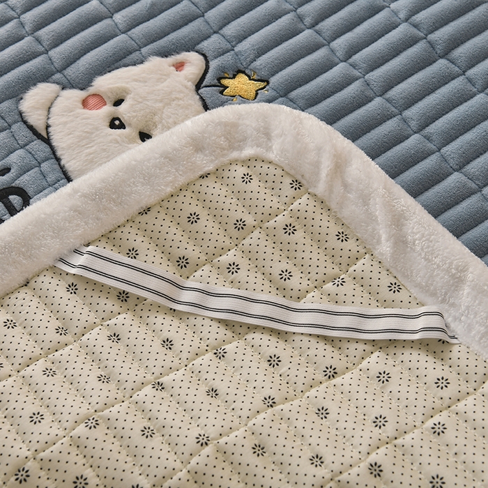 91家纺网 家纺一手货源 找家纺 悠米悠家 2025新款牛奶绒夹棉加厚床褥-小狗 小熊系列 小狗-蓝色