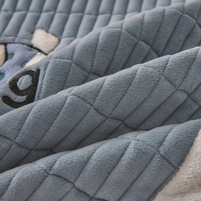 91家纺网 家纺一手货源 找家纺 悠米悠家 2025新款牛奶绒夹棉加厚床褥-小狗 小熊系列 小狗-蓝色