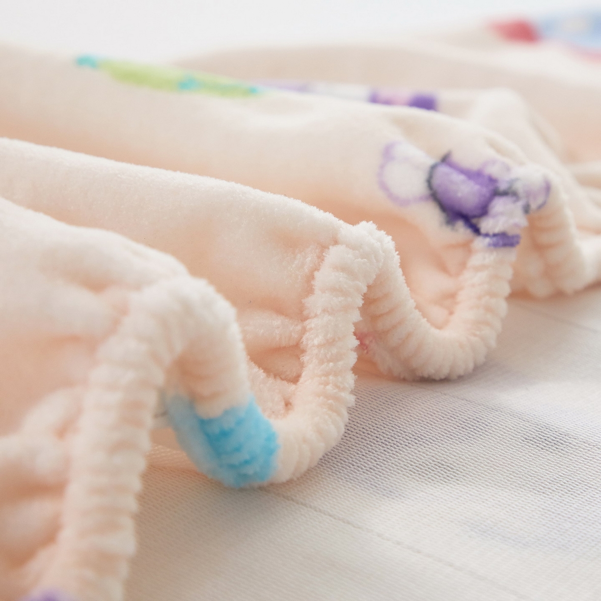 91家纺网 家纺一手货源 找家纺 蘭菲家纺 2025新款三丽欧牛奶绒套件系列单品床笠 小库儿