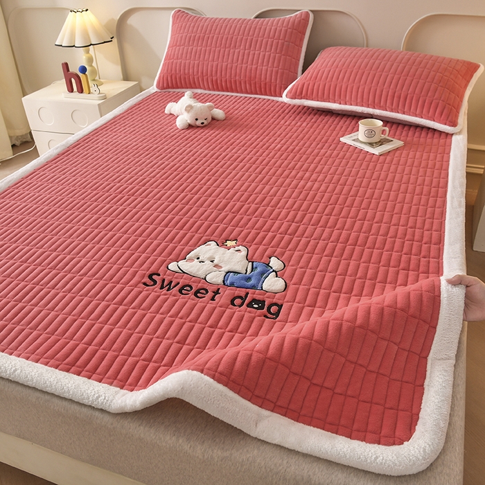 91家纺网 家纺一手货源 找家纺 悠米悠家 2025新款牛奶绒夹棉加厚床褥-小狗 小熊系列 小狗-红色