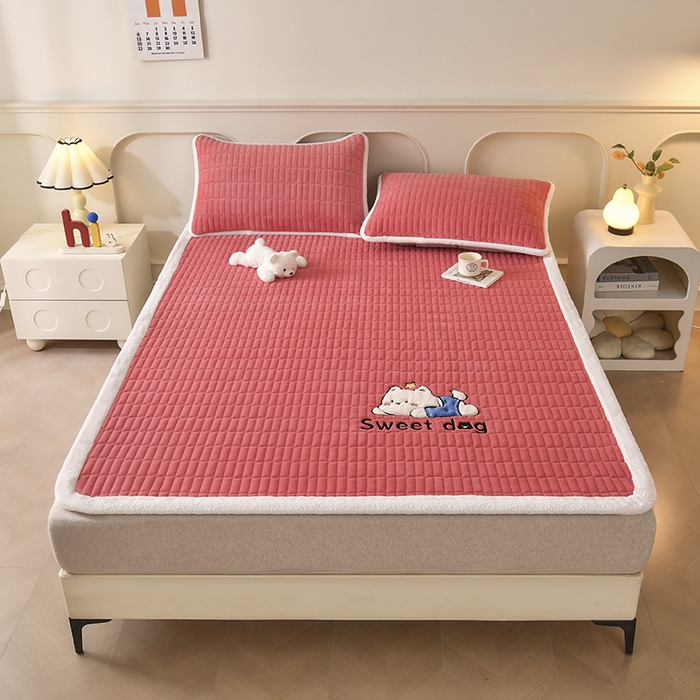 91家纺网 家纺一手货源 找家纺 悠米悠家 2025新款牛奶绒夹棉加厚床褥-小狗 小熊系列 小狗-红色