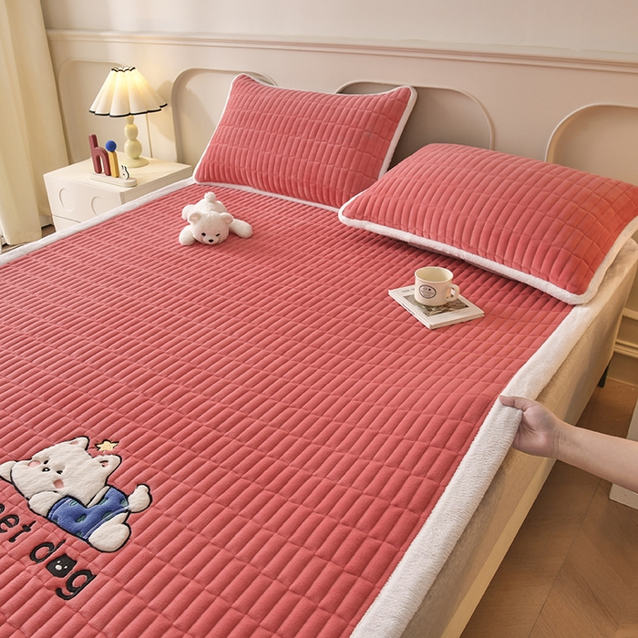 91家纺网 家纺一手货源 找家纺 悠米悠家 2025新款牛奶绒夹棉加厚床褥-小狗 小熊系列 小狗-红色