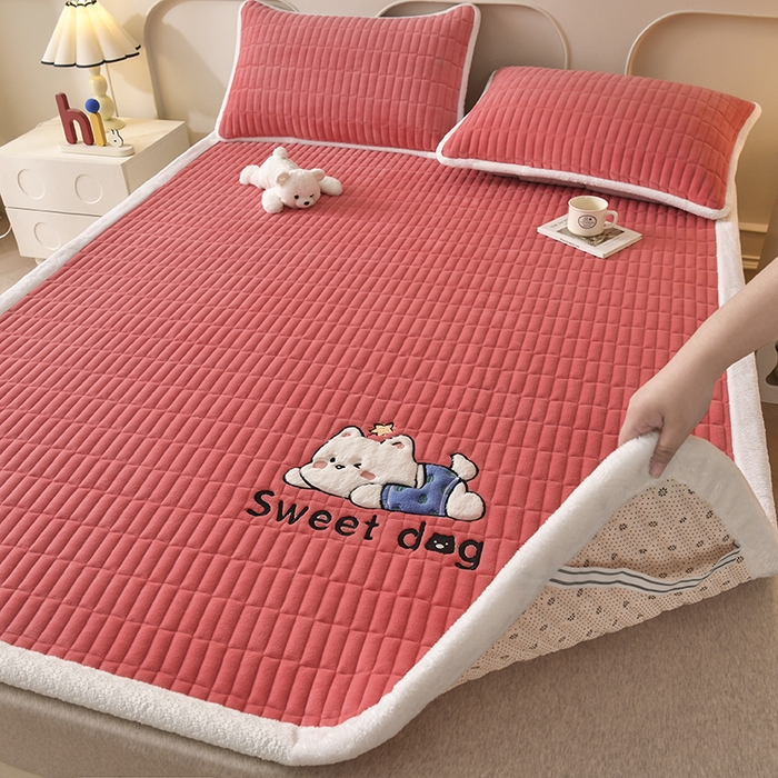 91家纺网 家纺一手货源 找家纺 悠米悠家 2025新款牛奶绒夹棉加厚床褥-小狗 小熊系列 小狗-红色