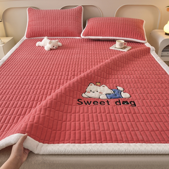 91家纺网 家纺一手货源 找家纺 悠米悠家 2025新款牛奶绒夹棉加厚床褥-小狗 小熊系列 小狗-红色