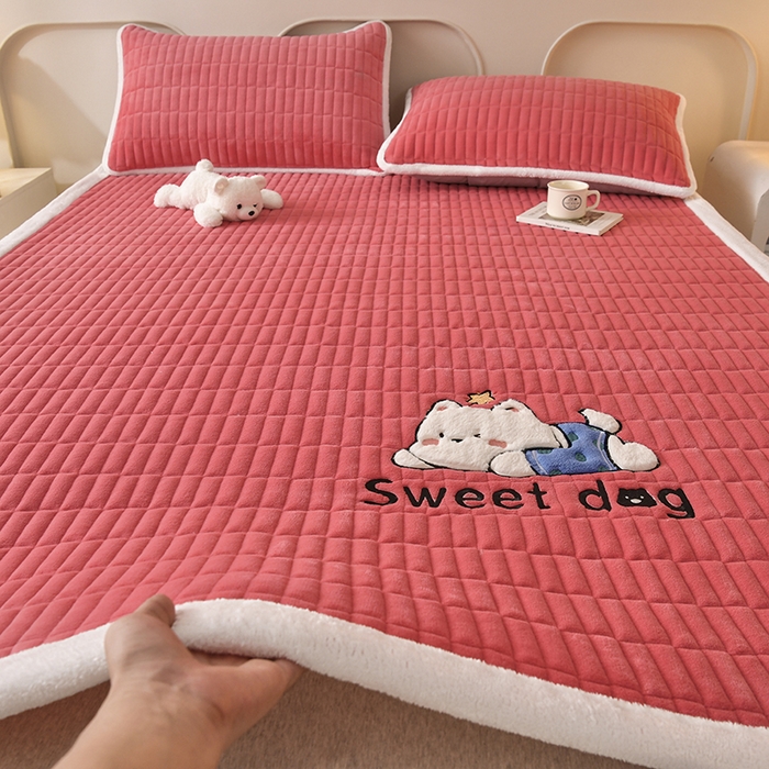 91家纺网 家纺一手货源 找家纺 悠米悠家 2025新款牛奶绒夹棉加厚床褥-小狗 小熊系列 小狗-红色