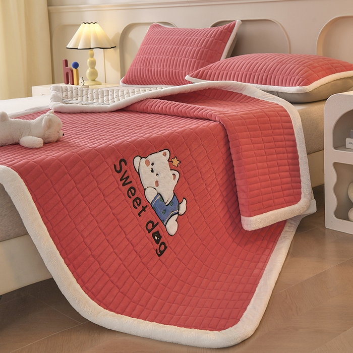 91家纺网 家纺一手货源 找家纺 悠米悠家 2025新款牛奶绒夹棉加厚床褥-小狗 小熊系列 小狗-红色