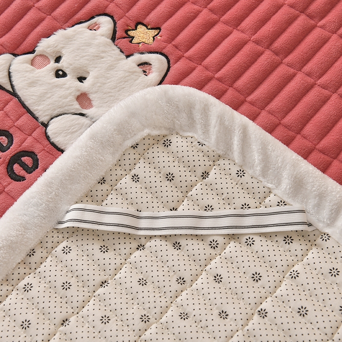 91家纺网 家纺一手货源 找家纺 悠米悠家 2025新款牛奶绒夹棉加厚床褥-小狗 小熊系列 小狗-红色