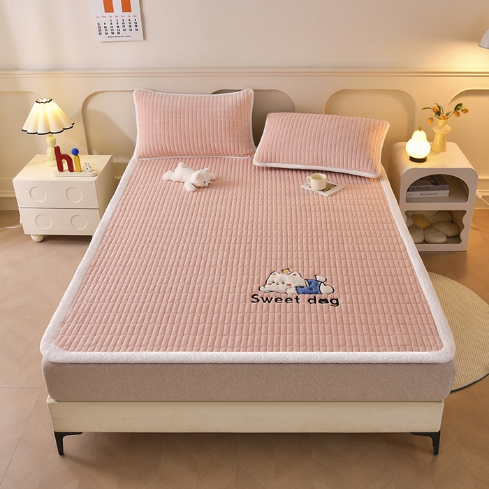 91家纺网 家纺一手货源 找家纺 悠米悠家 2025新款牛奶绒夹棉加厚床褥-小狗 小熊系列 小狗-粉色