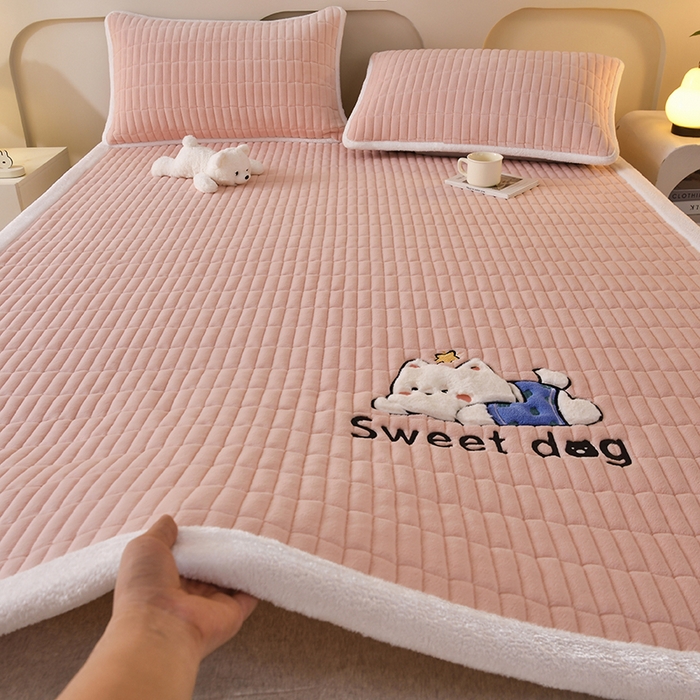 91家纺网 家纺一手货源 找家纺 悠米悠家 2025新款牛奶绒夹棉加厚床褥-小狗 小熊系列 小狗-粉色