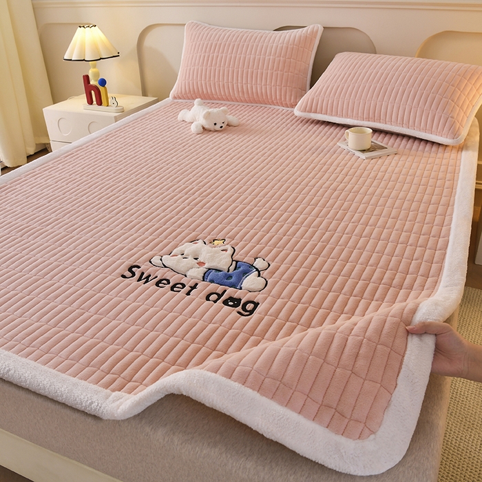 91家纺网 家纺一手货源 找家纺 悠米悠家 2025新款牛奶绒夹棉加厚床褥-小狗 小熊系列 小狗-粉色
