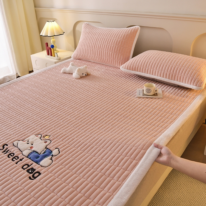 91家纺网 家纺一手货源 找家纺 悠米悠家 2025新款牛奶绒夹棉加厚床褥-小狗 小熊系列 小狗-粉色