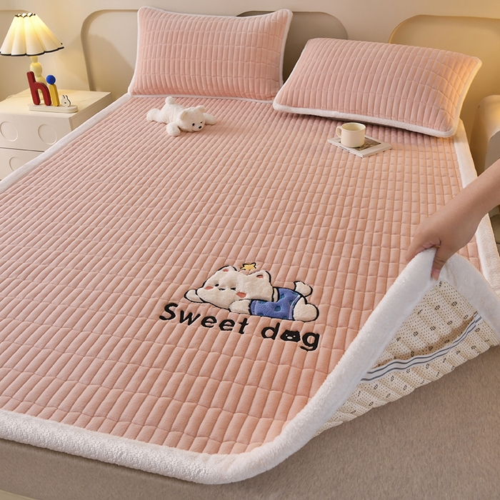 91家纺网 家纺一手货源 找家纺 悠米悠家 2025新款牛奶绒夹棉加厚床褥-小狗 小熊系列 小狗-粉色