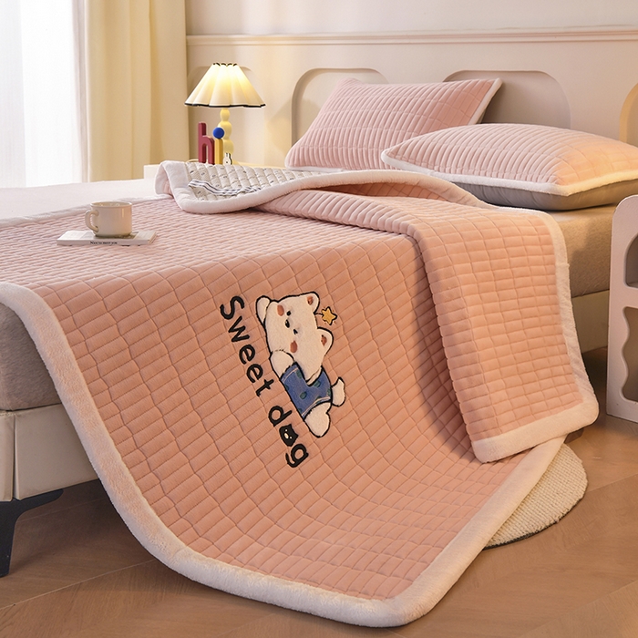 91家纺网 家纺一手货源 找家纺 悠米悠家 2025新款牛奶绒夹棉加厚床褥-小狗 小熊系列 小狗-粉色