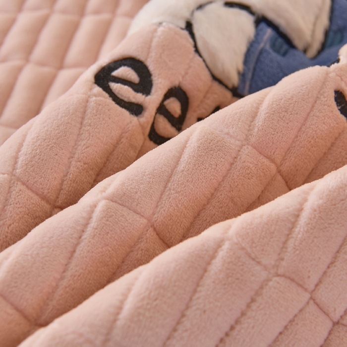 91家纺网 家纺一手货源 找家纺 悠米悠家 2025新款牛奶绒夹棉加厚床褥-小狗 小熊系列 小狗-粉色