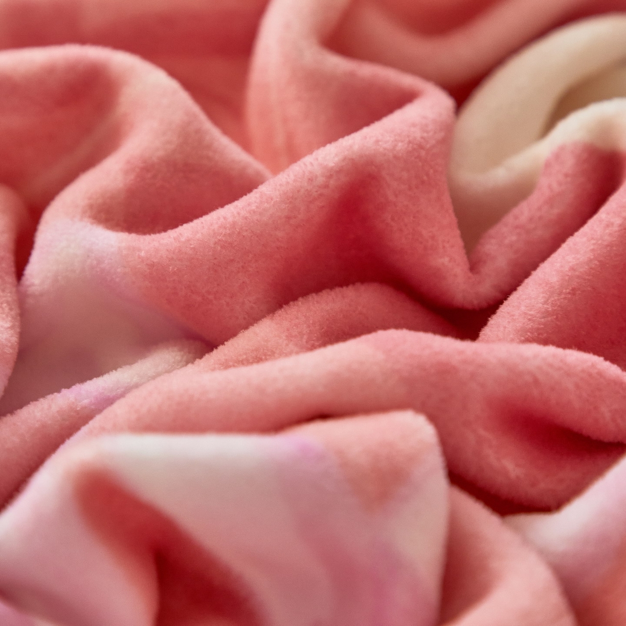 91家纺网 家纺一手货源 找家纺 蘭菲家纺 2025新款三丽欧牛奶绒套件系列单品床笠 小库故事