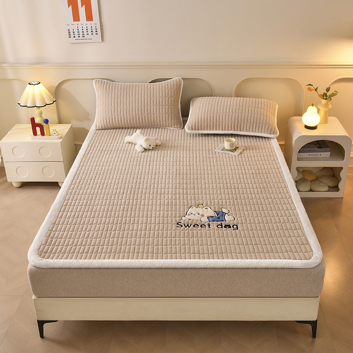 91家纺网 家纺一手货源 找家纺 悠米悠家 2025新款牛奶绒夹棉加厚床褥-小狗 小熊系列 小狗-卡其色