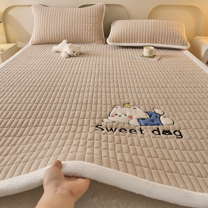 91家纺网 家纺一手货源 找家纺 悠米悠家 2025新款牛奶绒夹棉加厚床褥-小狗 小熊系列 小狗-卡其色