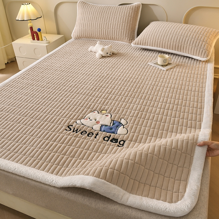 91家纺网 家纺一手货源 找家纺 悠米悠家 2025新款牛奶绒夹棉加厚床褥-小狗 小熊系列 小狗-卡其色