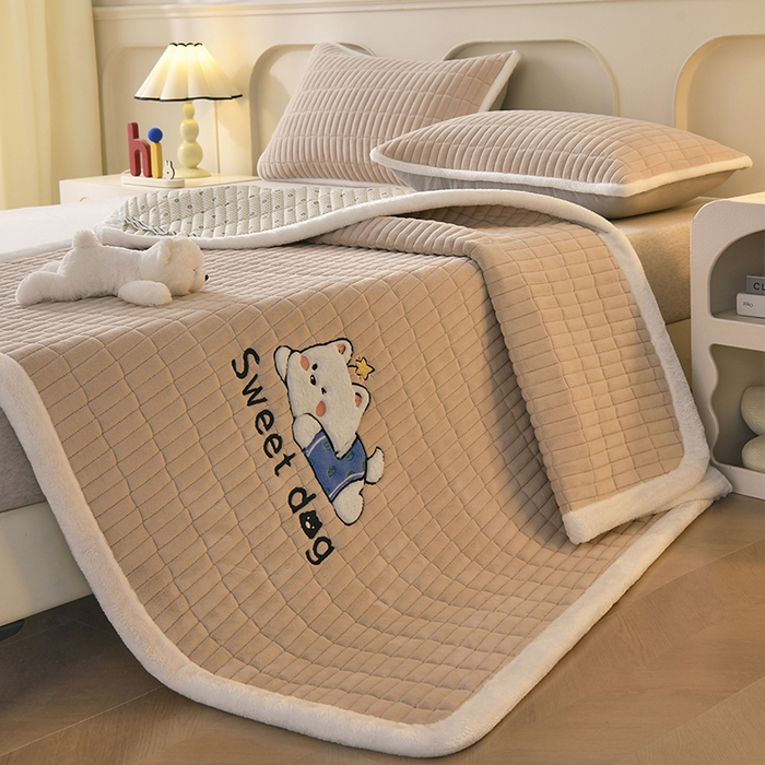 91家纺网 家纺一手货源 找家纺 悠米悠家 2025新款牛奶绒夹棉加厚床褥-小狗 小熊系列 小狗-卡其色