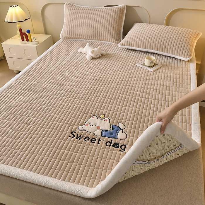 91家纺网 家纺一手货源 找家纺 悠米悠家 2025新款牛奶绒夹棉加厚床褥-小狗 小熊系列 小狗-卡其色