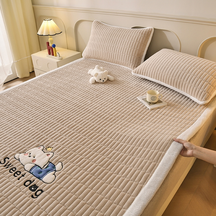 91家纺网 家纺一手货源 找家纺 悠米悠家 2025新款牛奶绒夹棉加厚床褥-小狗 小熊系列 小狗-卡其色