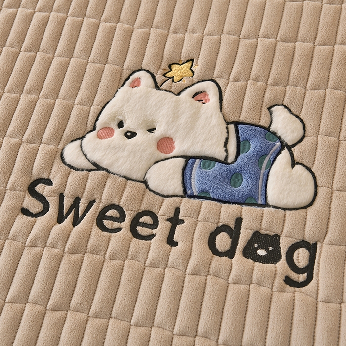 91家纺网 家纺一手货源 找家纺 悠米悠家 2025新款牛奶绒夹棉加厚床褥-小狗 小熊系列 小狗-卡其色