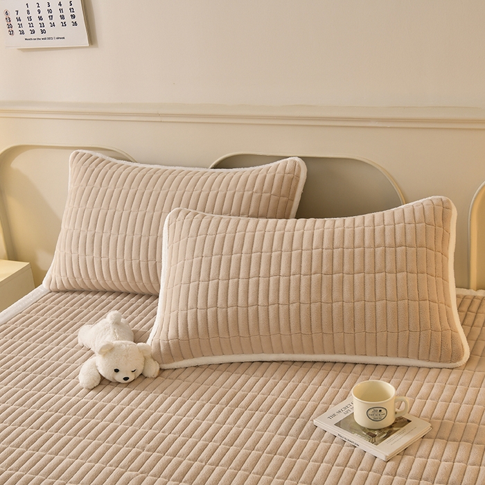 91家纺网 家纺一手货源 找家纺 悠米悠家 2025新款牛奶绒夹棉加厚床褥-小狗 小熊系列 小狗-卡其色