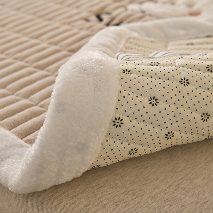 91家纺网 家纺一手货源 找家纺 悠米悠家 2025新款牛奶绒夹棉加厚床褥-小狗 小熊系列 小狗-卡其色