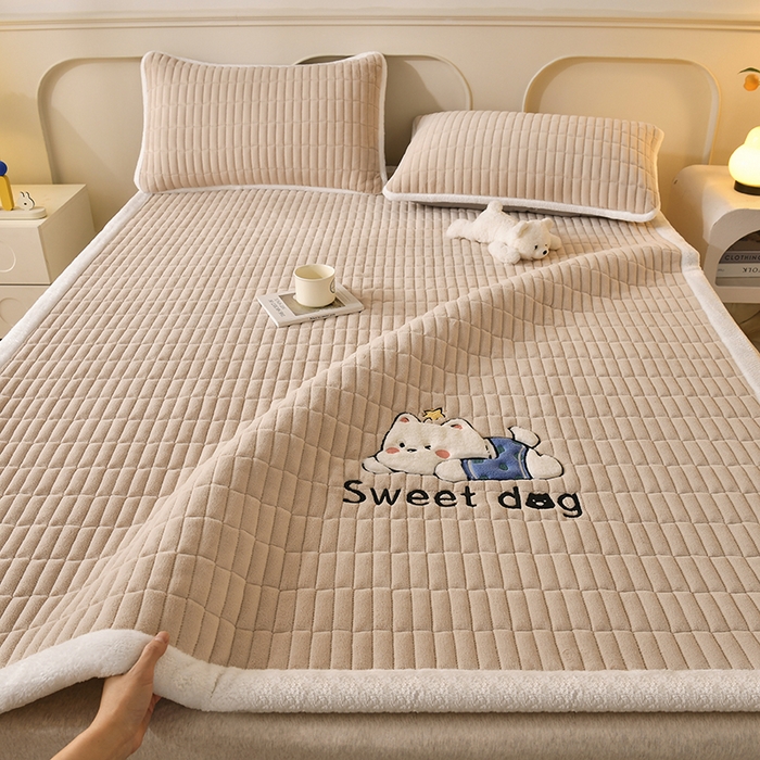 91家纺网 家纺一手货源 找家纺 悠米悠家 2025新款牛奶绒夹棉加厚床褥-小狗 小熊系列 小狗-卡其色