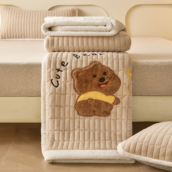 91家纺网 家纺一手货源 找家纺 悠米悠家 2025新款牛奶绒夹棉加厚床褥-小狗 小熊系列 小熊-卡其色