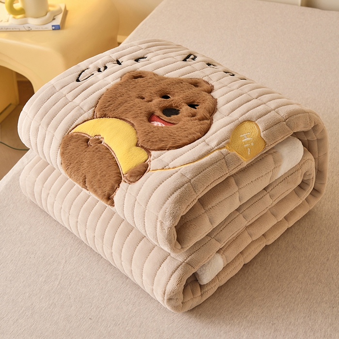 91家纺网 家纺一手货源 找家纺 悠米悠家 2025新款牛奶绒夹棉加厚床褥-小狗 小熊系列 小熊-卡其色