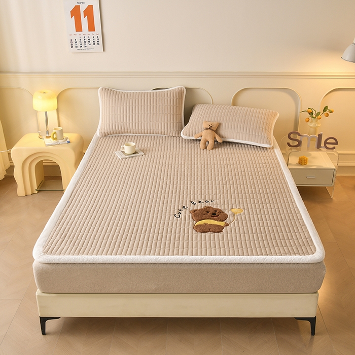 91家纺网 家纺一手货源 找家纺 悠米悠家 2025新款牛奶绒夹棉加厚床褥-小狗 小熊系列 小熊-卡其色