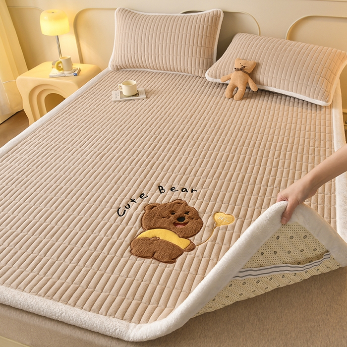 91家纺网 家纺一手货源 找家纺 悠米悠家 2025新款牛奶绒夹棉加厚床褥-小狗 小熊系列 小熊-卡其色