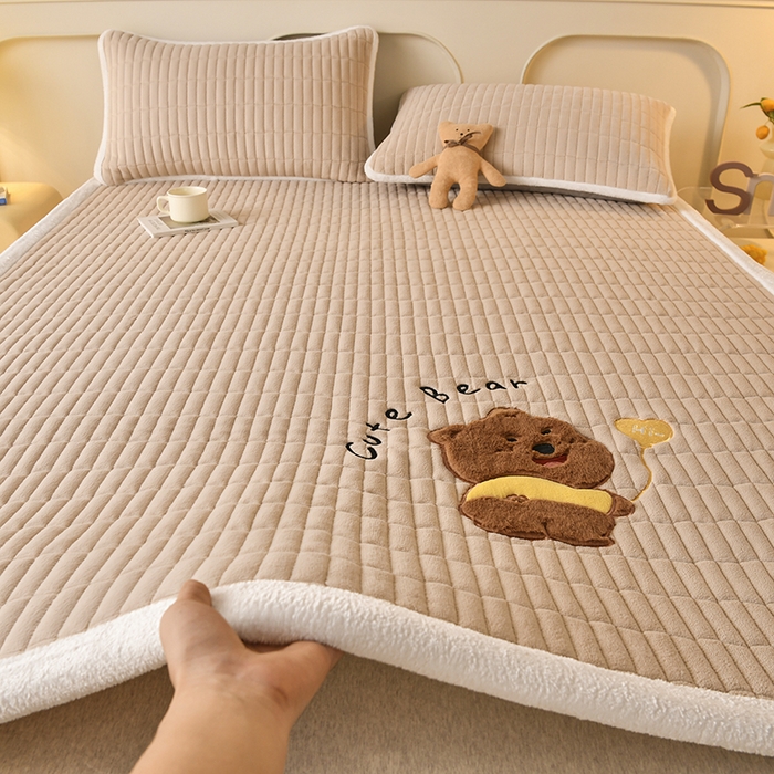 91家纺网 家纺一手货源 找家纺 悠米悠家 2025新款牛奶绒夹棉加厚床褥-小狗 小熊系列 小熊-卡其色