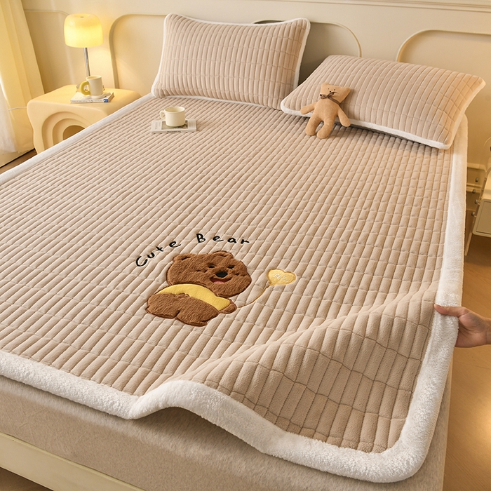 91家纺网 家纺一手货源 找家纺 悠米悠家 2025新款牛奶绒夹棉加厚床褥-小狗 小熊系列 小熊-卡其色