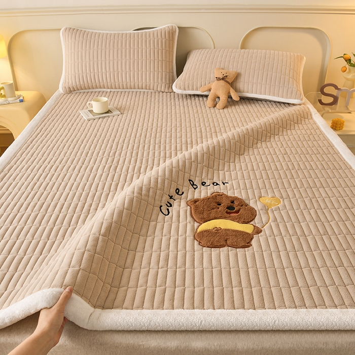 91家纺网 家纺一手货源 找家纺 悠米悠家 2025新款牛奶绒夹棉加厚床褥-小狗 小熊系列 小熊-卡其色