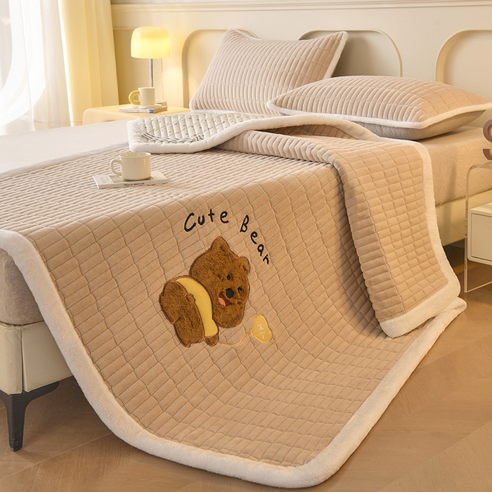 91家纺网 家纺一手货源 找家纺 悠米悠家 2025新款牛奶绒夹棉加厚床褥-小狗 小熊系列 小熊-卡其色