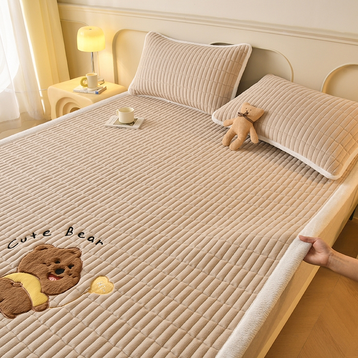 91家纺网 家纺一手货源 找家纺 悠米悠家 2025新款牛奶绒夹棉加厚床褥-小狗 小熊系列 小熊-卡其色