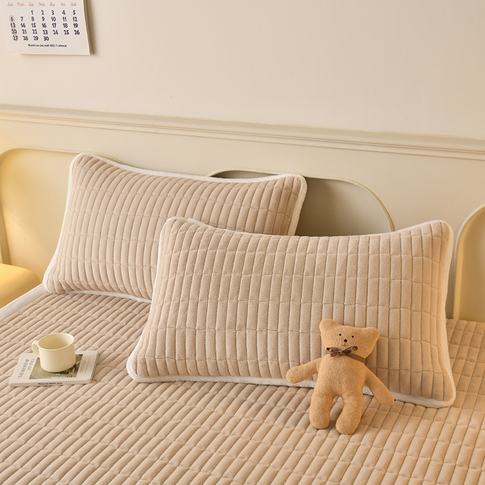 91家纺网 家纺一手货源 找家纺 悠米悠家 2025新款牛奶绒夹棉加厚床褥-小狗 小熊系列 小熊-卡其色