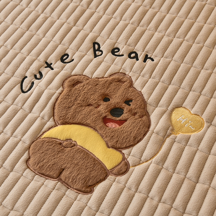 91家纺网 家纺一手货源 找家纺 悠米悠家 2025新款牛奶绒夹棉加厚床褥-小狗 小熊系列 小熊-卡其色