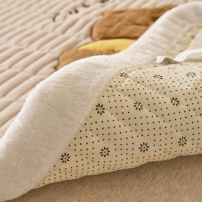 91家纺网 家纺一手货源 找家纺 悠米悠家 2025新款牛奶绒夹棉加厚床褥-小狗 小熊系列 小熊-卡其色