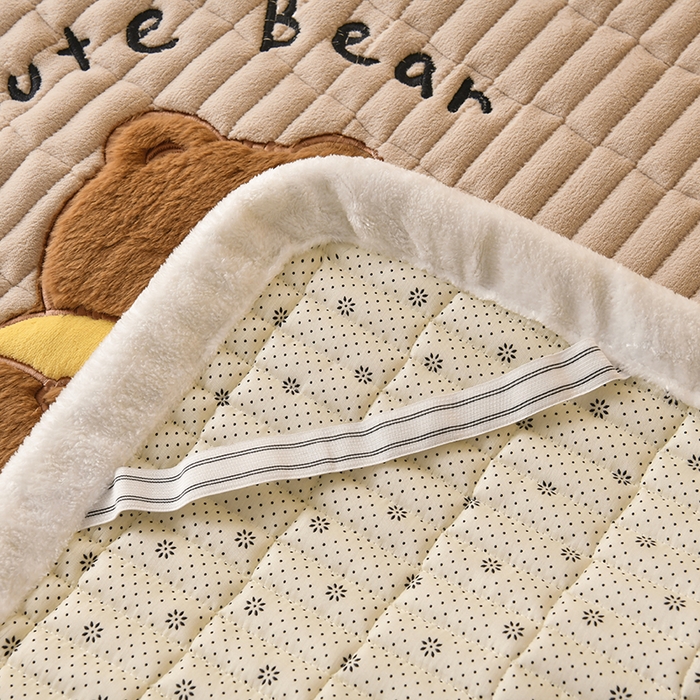 91家纺网 家纺一手货源 找家纺 悠米悠家 2025新款牛奶绒夹棉加厚床褥-小狗 小熊系列 小熊-卡其色