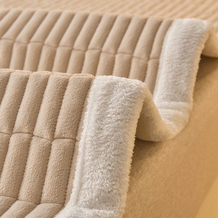 91家纺网 家纺一手货源 找家纺 悠米悠家 2025新款牛奶绒夹棉加厚床褥-小狗 小熊系列 小熊-卡其色