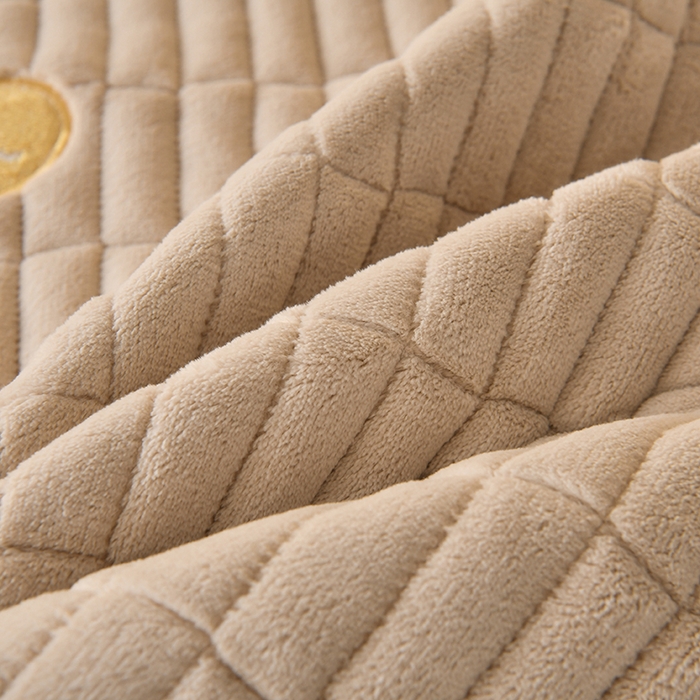 91家纺网 家纺一手货源 找家纺 悠米悠家 2025新款牛奶绒夹棉加厚床褥-小狗 小熊系列 小熊-卡其色